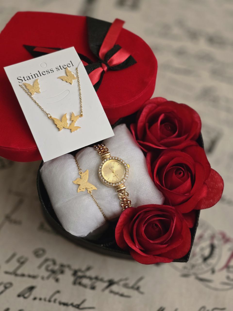 باکس هدیه زنانه و دخترانه  ساعت و دستبند و نیمست استیل طلایی رنگ ثابت  و باکس و گل