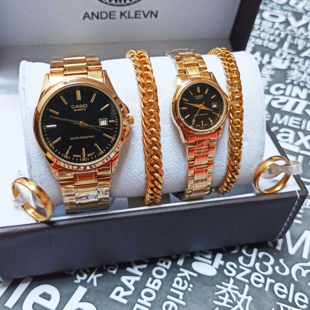 ست ساعت زنانه و مردانه  برند کاسیو دارای روزشمار و دو عدد دستبند کارتیر استیل و دو تا انگشتر