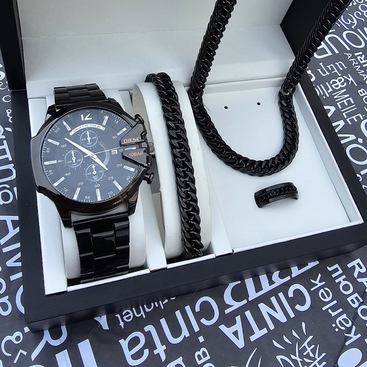 ست مردانه ساعت دیزل مردانه به همراه گردنبند و دستبند کارتیر آلومینیومی و رینگ استیل و جعبه کادویی