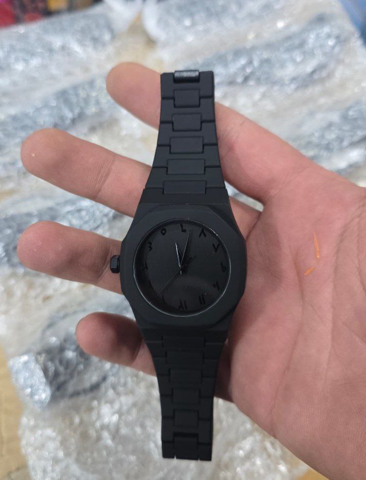 ساعت مردانه طرح AP عدد فارسی جنس بدنه سیلیکون فشرده  قفل استیل پروانه ای به همراه جعبه کادویی و باتری یدکی