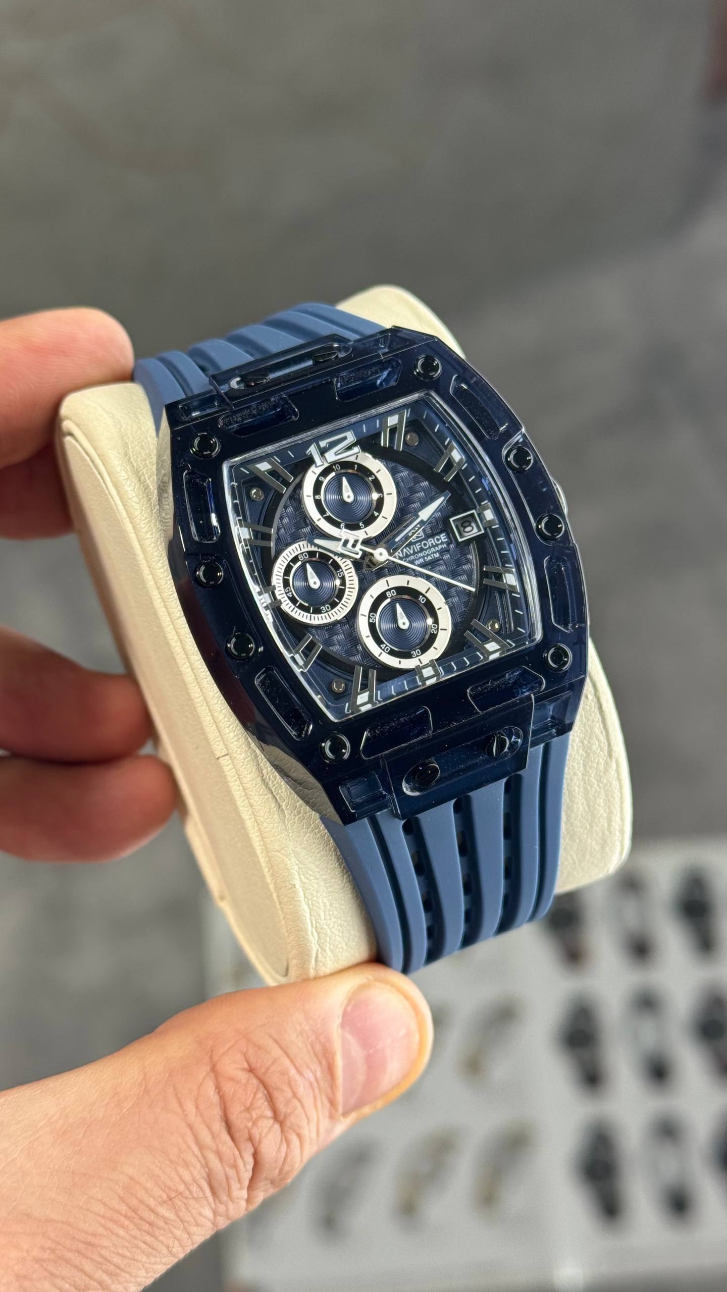 ساعت مردانه سه موتوره فعال  برند ناوی فورس naviforce رنگ ثابت شیشه ضدخش روز شمار دارد ضدآب 3ATM باکس اصلی