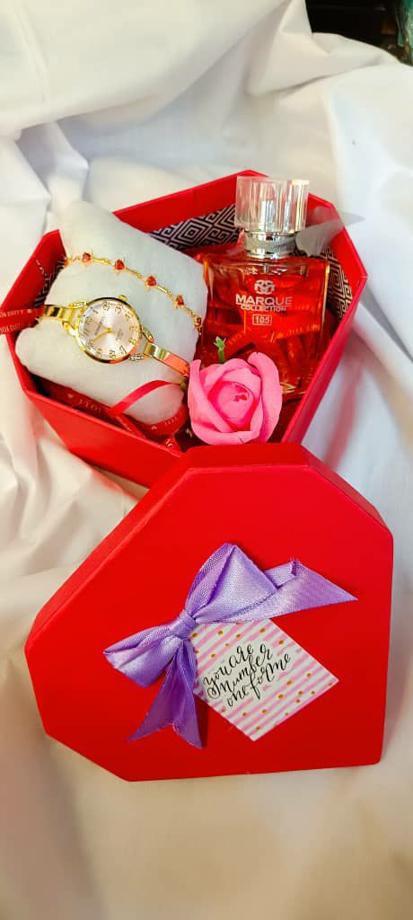 پک ویژه روز زن همراه ساعت ادکلن اسمارت همراه جعبه قلبی  دستبند ژوپینگsad