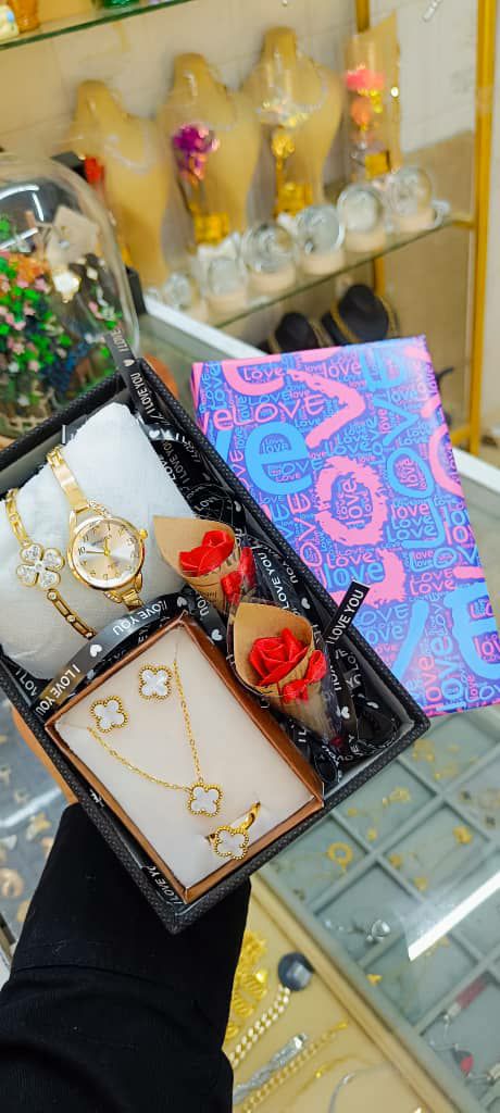 پک ویژه روز زن همراه ساعت ست گردنبند و گوشواره و دستبند و گل همراه جعبه کادوییsad