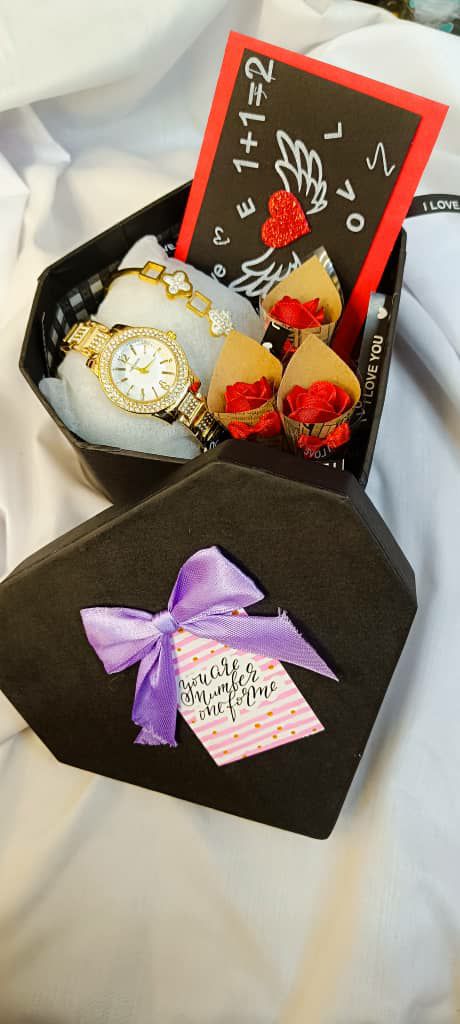 پک ویژه روز زن همراه ساعت و دستبند و گل و کارت پستال همراه جعبه کادوییsad