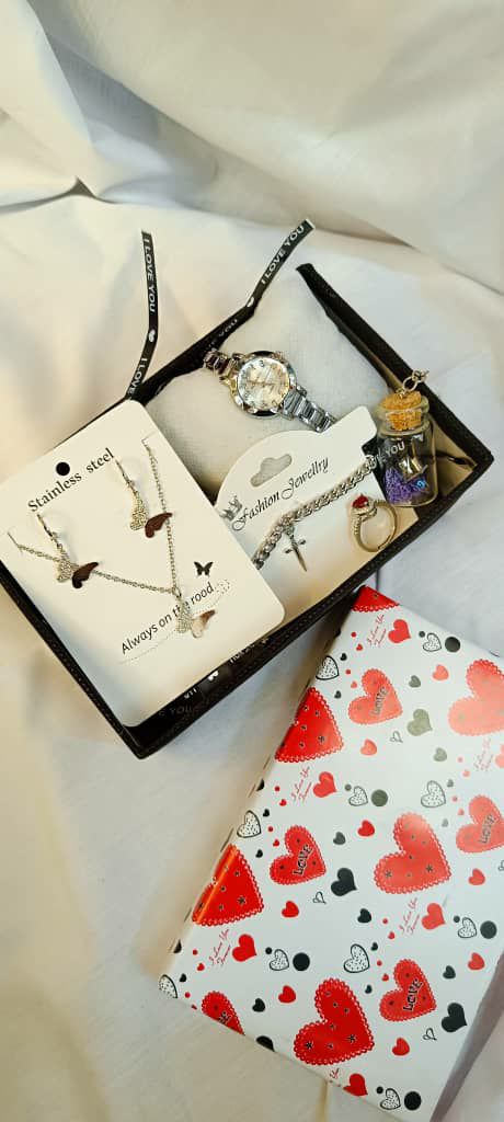 پک ویژه روز زن همراه ساعت ست گردنبند و دستبد  و گل همراه جعبه کادوییsad