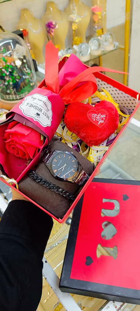 پک های ویژه روز مرد همراه گل  جاکلیدی قلبی همراه دستبند  و ساعت همراه جعبه کادوییsad