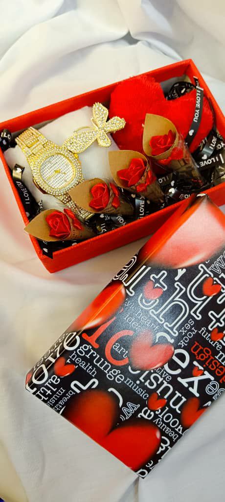 پک ویژه روز زن همراه گل گیره نگیندار جاکلیدی قلبی همراه جعبه کادوییsad