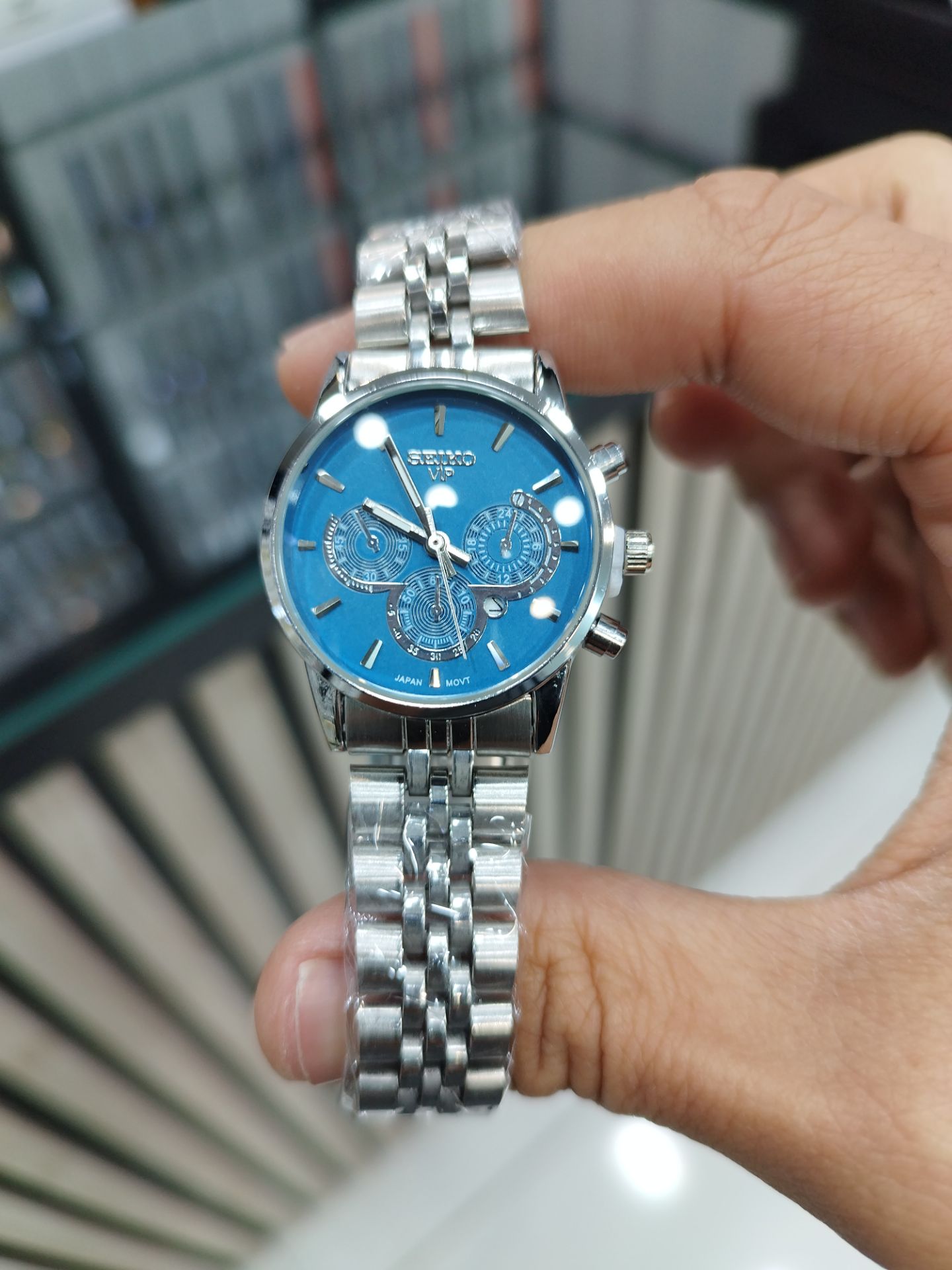 کد 2630 زنانه قفلی برند سیکو SEIKO         طراحی خاص دارای روز شمار  طرح کورنو با کیفیت  قفل کلیپسی  موتور کوارتز