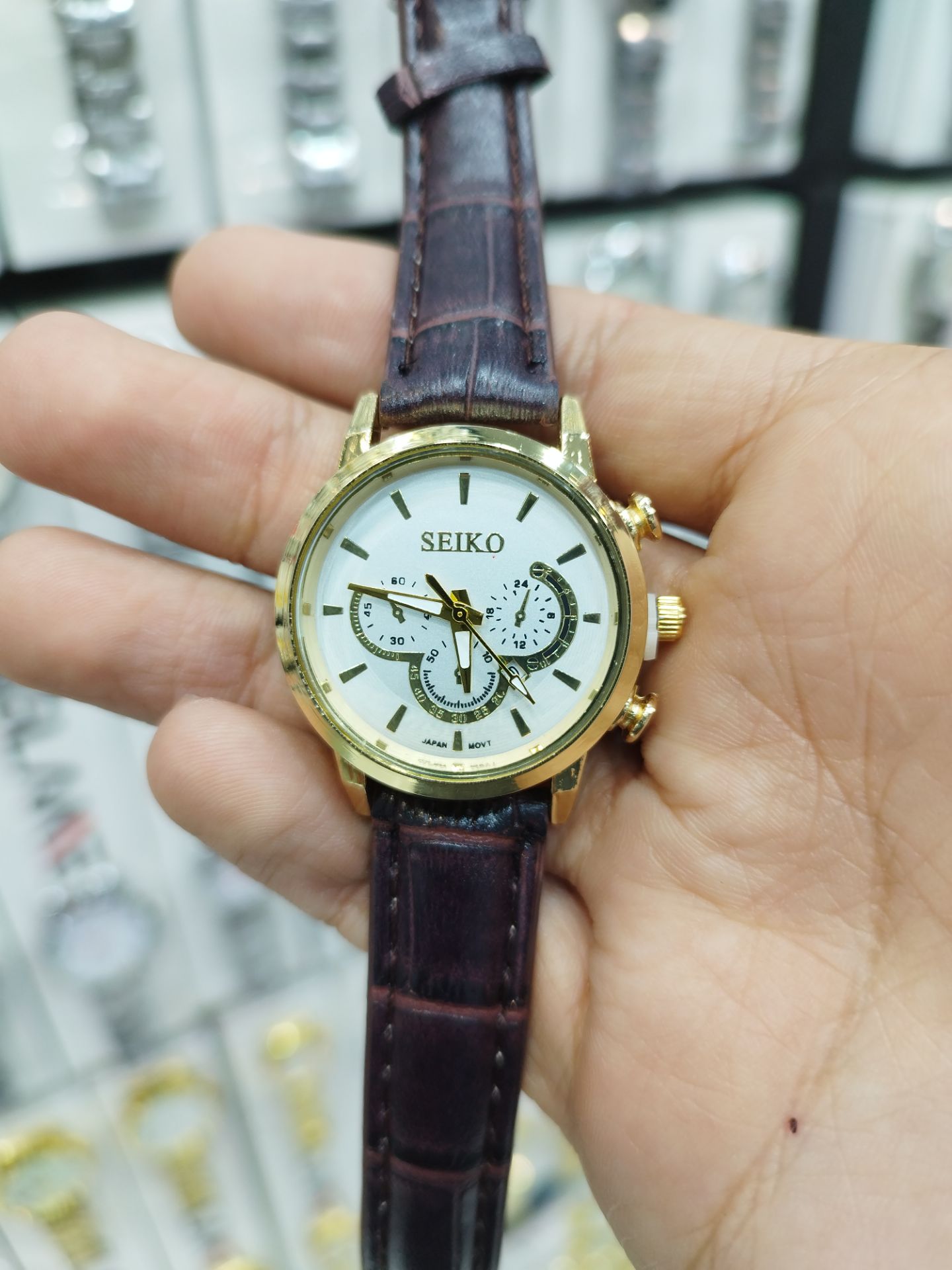 کد 2736 زنانه چرمی برند سیکو SEIKO        طراحی خاص طرح کورنو  دارای روز شمار  با کیفیت قفل سگگی  موتور کوارتز بند چرم