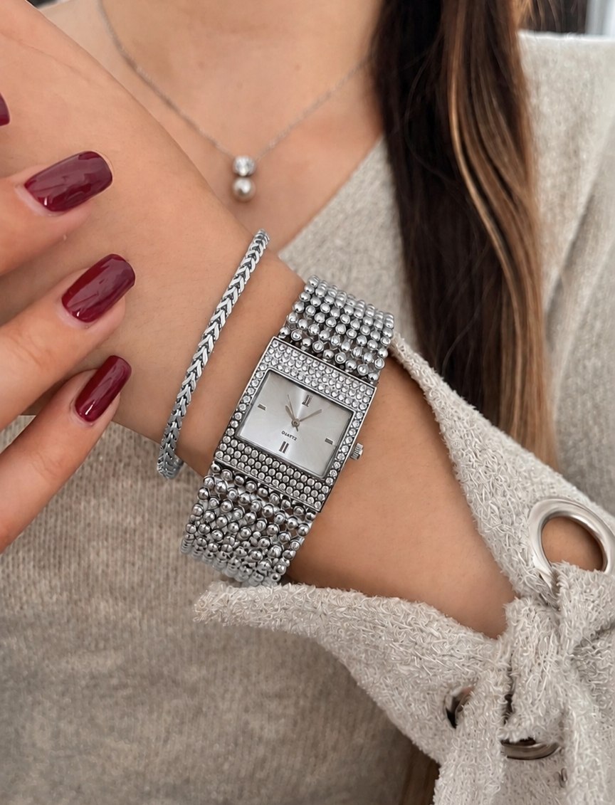 TIFFANY   jewellery        ✨ ظرافتِ نقره‌ای، درخششِ بی‌نظیر ✨  اکسسوری‌ای که استایل رو کامل می‌کنه 🤍   ♤تیفانی مکعبی خاص  طرح تیفانی قفل دستبندی  موتورکوارتز  قاب نگینی بند دستبندی پهن